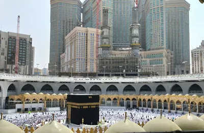 Aerial view of Masjid an-Nabawi at dusk, Madinah — umrah packages uk