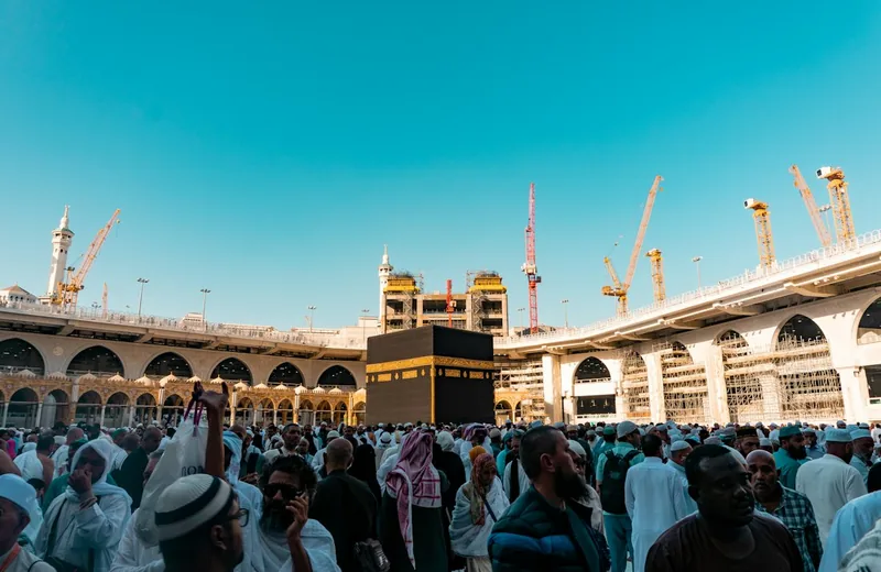 Crowds around the Kaaba for premium umrah packages from Hoorain Travels UK