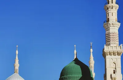 Masjid an-Nabawi Green Dome across Madinah — umrah packages uk